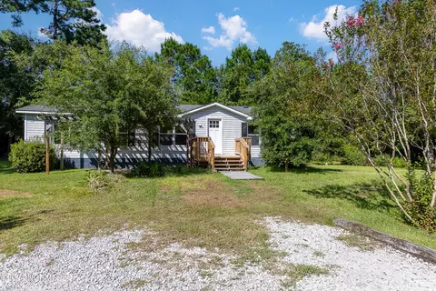 655 Bay Harbor Dr, Hampstead, NC 28443