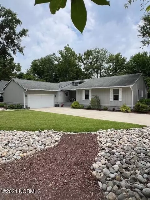 214 Lord Granville Dr, Morehead City, NC 28557