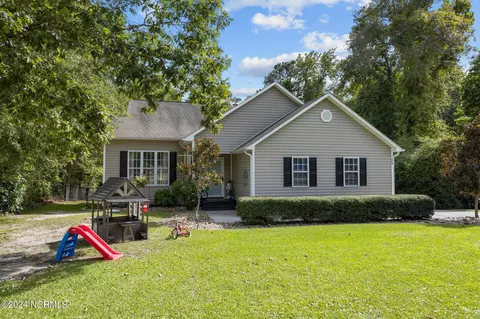 104 Rolling Hill Dr, Cape Carteret, NC 28584