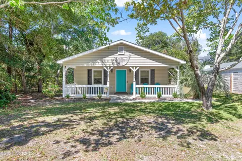 159 NW 3rd St, Oak Island, NC 28465