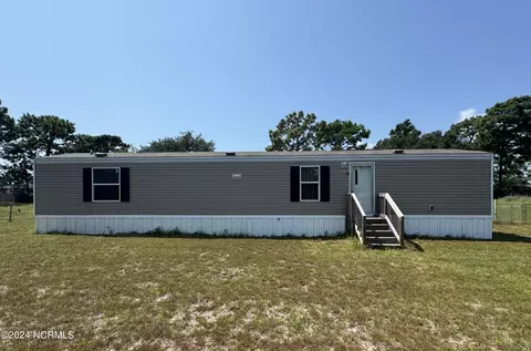 109 N Queens St, Hubert, NC 28539