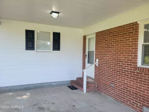 Exterior - 70 Cabbage Patch Rd, Clinton, NC 28328 photo 5 of 10
