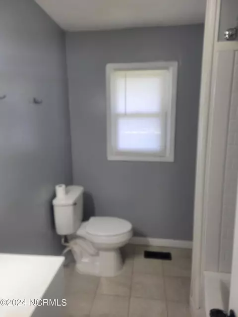 Bath - 70 Cabbage Patch Rd, Clinton, NC 28328 photo 2 of 3