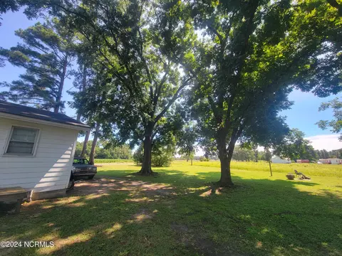Exterior - 70 Cabbage Patch Rd, Clinton, NC 28328 photo 7 of 10