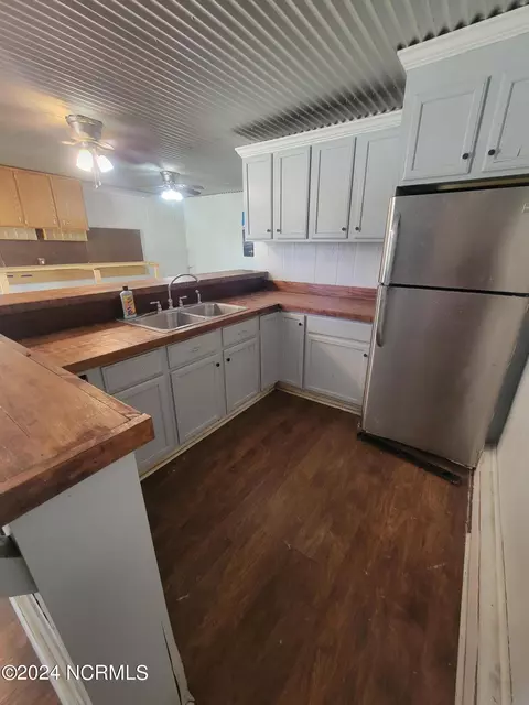 Kitchen - 70 Cabbage Patch Rd, Clinton, NC 28328 photo 3 of 3