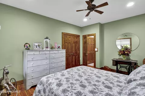 Bedroom - 722 Bay Harbor Dr, Hampstead, NC 28443 photo 5 of 10