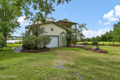 Exterior - 722 Bay Harbor Dr, Hampstead, NC 28443 photo 5 of 20