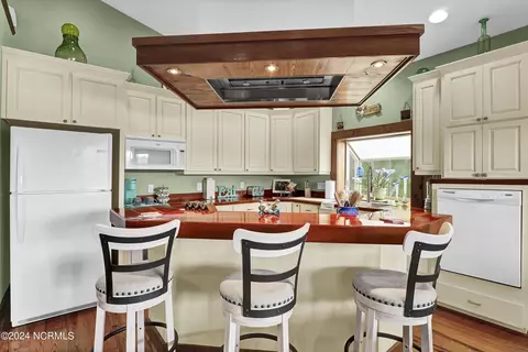 Kitchen - 722 Bay Harbor Dr, Hampstead, NC 28443 photo 5 of 7