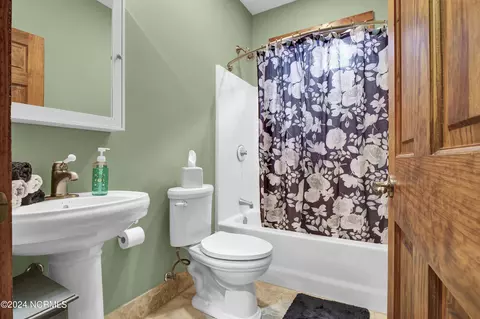 Bath - 722 Bay Harbor Dr, Hampstead, NC 28443 photo 3 of 6