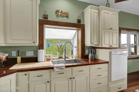 Kitchen - 722 Bay Harbor Dr, Hampstead, NC 28443 photo 6 of 7