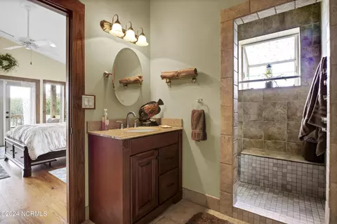 Bath - 722 Bay Harbor Dr, Hampstead, NC 28443 photo 4 of 6