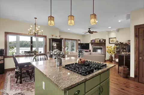 Kitchen - 722 Bay Harbor Dr, Hampstead, NC 28443 photo 4 of 7