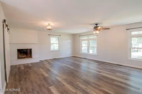 Living - 5 Cherokee Dr, Hubert, NC 28539 photo 4 of 5