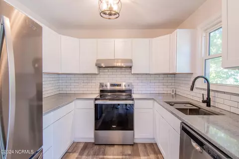 Kitchen - 5 Cherokee Dr, Hubert, NC 28539 photo 1 of 1