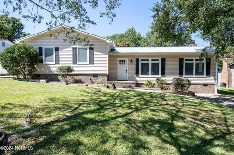 5 Cherokee Dr, Hubert, NC 28539