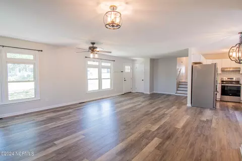 Living - 5 Cherokee Dr, Hubert, NC 28539 photo 1 of 5