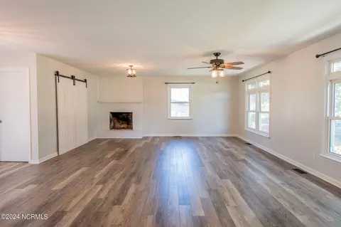 Living - 5 Cherokee Dr, Hubert, NC 28539 photo 3 of 5