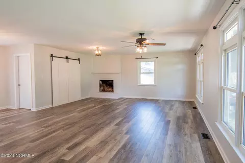 Living - 5 Cherokee Dr, Hubert, NC 28539 photo 2 of 5