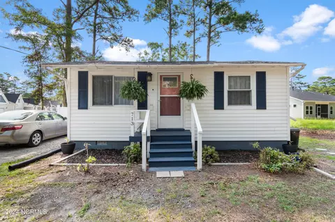 713 W 11th St, Southport, NC 28461