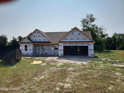 650 Bright Harvest Dr, Maysville, NC 28555