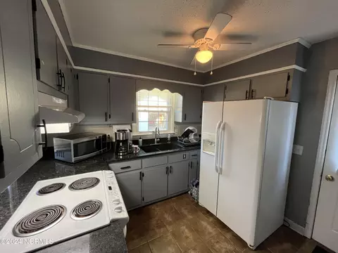 Kitchen - 3863 Robin Rd, Ayden, NC 28513 photo 4 of 4