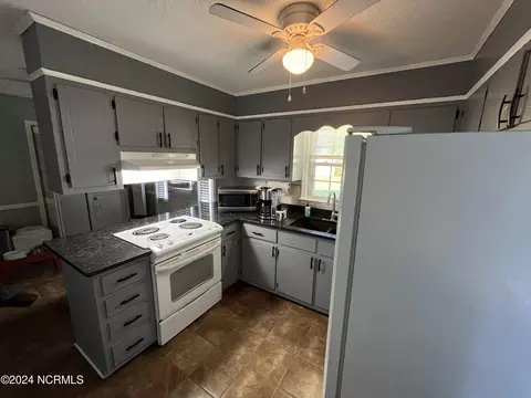 Kitchen - 3863 Robin Rd, Ayden, NC 28513 photo 2 of 4