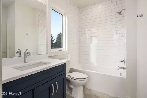 Bath - 76 Pine Tree Pt, Snow Hill, NC 28580 photo 9 of 11