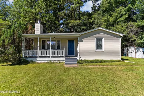 322 E Wallace St, Burgaw, NC 28425