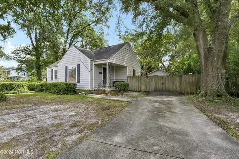 2210 Plaza Dr, Wilmington, NC 28405