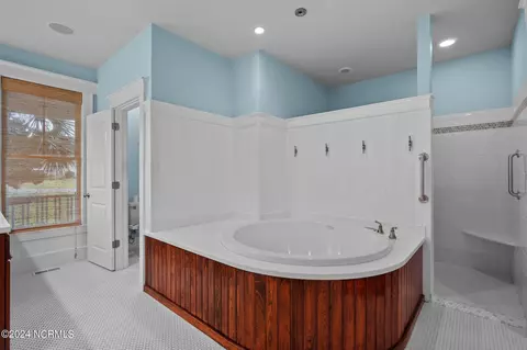 Bath - 317 E Island View Dr, Hampstead, NC 28443 photo 3 of 8