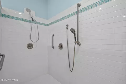 Bath - 317 E Island View Dr, Hampstead, NC 28443 photo 4 of 8