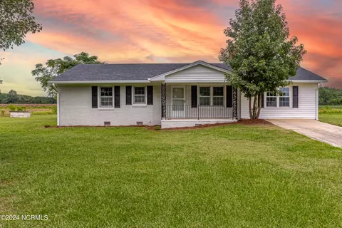 5143 W P Hardy Rd, La Grange, NC 28551