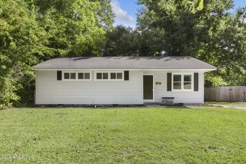 526 Oak Ln, Jacksonville, NC 28540