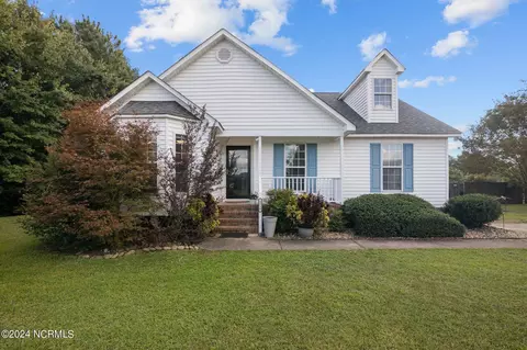 2810 Prestonwood Dr, Grimesland, NC 27837