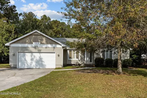 710 Oxford Dr, Morehead City, NC 28557