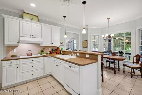 Kitchen - 100 Drake Rd, Hampstead, NC 28443 photo 4 of 9