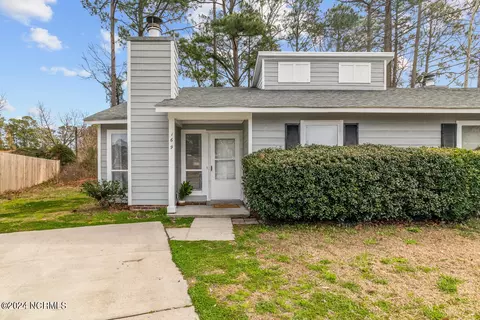 169-171 Village Cir, Jacksonville, NC 28546