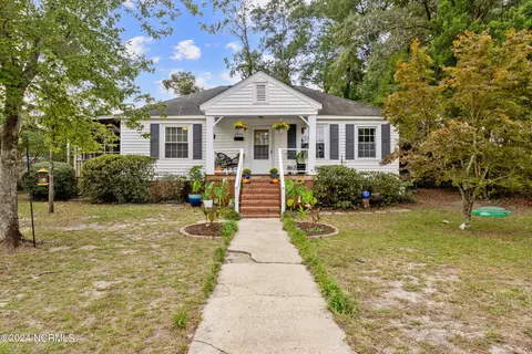 2066 W Lake Shore Dr, Wilmington, NC 28401