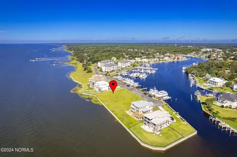 121 Lands End Ct, Morehead City, NC 28557
