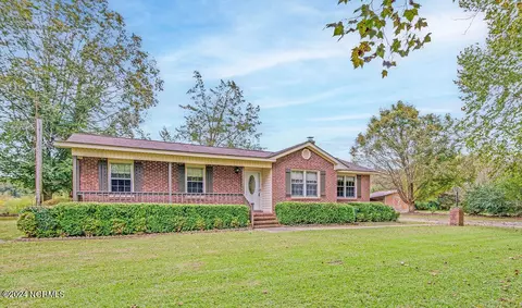 317 Futrell Loop Rd, Richlands, NC 28574