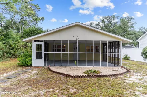 127 NE 17th St, Oak Island, NC 28465