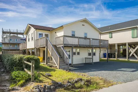 1006 N Topsail Dr, Surf City, NC 28445