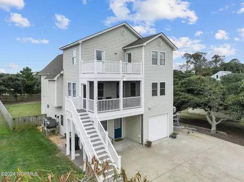 121 W Danube St, Nags Head, NC 27959
