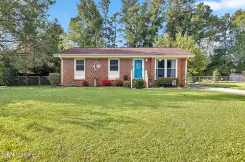 18 Berkshire Dr, Jacksonville, NC 28546