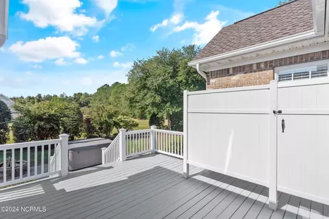 Exterior - 104 E Colonnade Dr, Hampstead, NC 28443 photo 4 of 14
