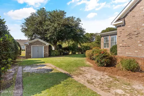 Exterior - 104 E Colonnade Dr, Hampstead, NC 28443 photo 9 of 14