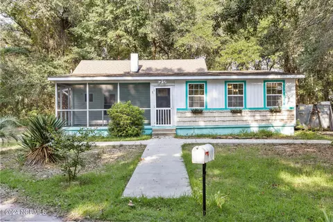 1122 W Delaware St, Southport, NC 28461