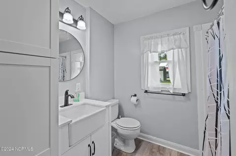 Bath - 4687 Neuse Rd, Kinston, NC 28501 photo 2 of 3