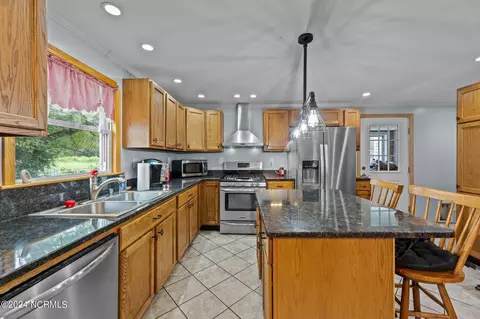 Kitchen - 4687 Neuse Rd, Kinston, NC 28501 photo 6 of 7