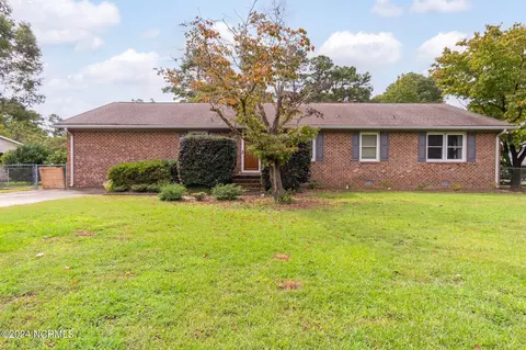 602 Haywood Creek Dr, Trent Woods, NC 28562